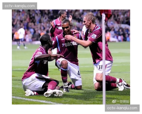 拉齐奥对阵萨勒尼塔纳赛前，为已故俱乐部名宿举行默哀仪式