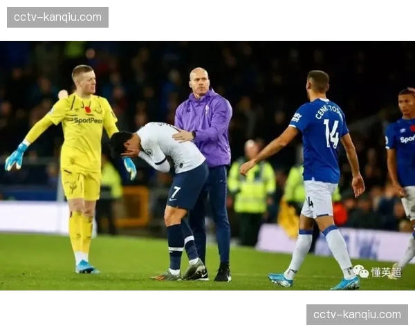 “特写瞬间：点球被扑后，帕尔默双手掩面，切尔西队友上前安慰”
