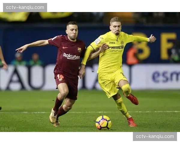 特写：格拉纳达门将扑出关键点球后，激动捶打草坪庆祝